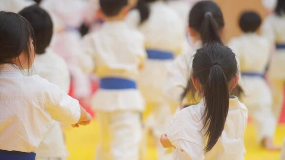 大阪南海支部の道場で空手を頑張る子どもたち