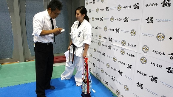 選手権大会で入賞インタビューを受ける黄瀬師範代