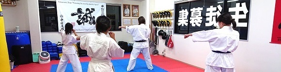 大阪南海支部の阪南道場で空手をする女子