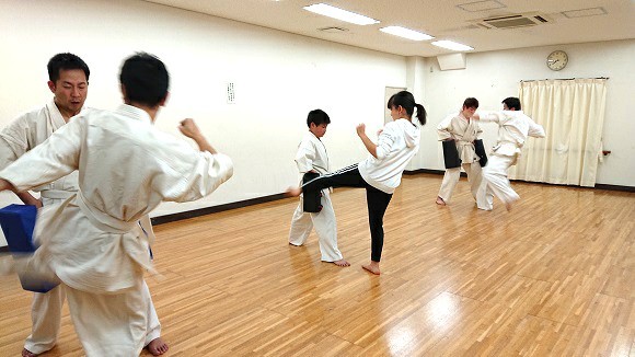 空手の稽古体験に参加する女性