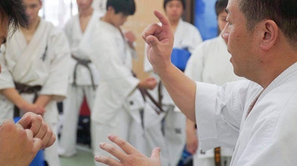 中村道場総本部道場の合宿で指導する奥田師範