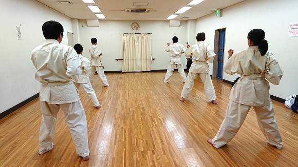 入会して空手を始めた女性