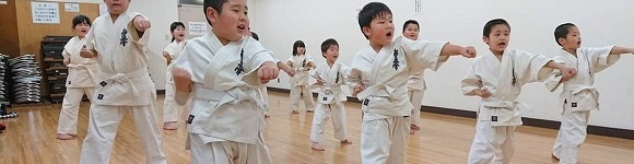 大阪南海支部の住之江道場で空手をする子どもたち