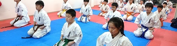 大阪南海支部の阪南道場で空手をする子どもたち