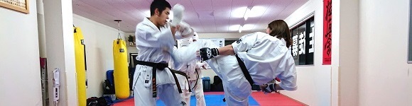 大阪南海支部の阪南道場で空手をする男性と女性