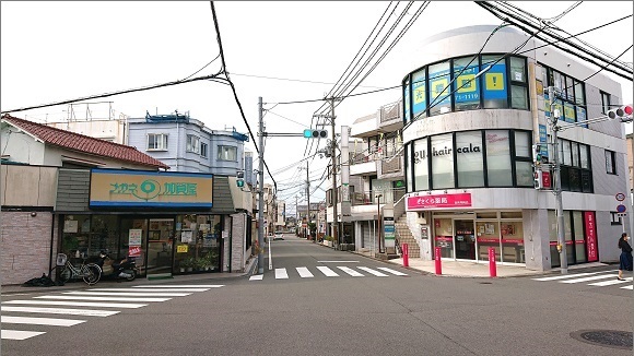 オークワの駐車場から阪南道場方向を見た画像