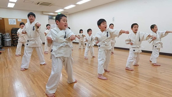 住之江区にある住之江道場で空手をがんばる子どもたち