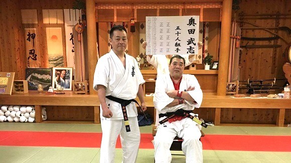 昇段審査で連続50人組手を完遂した奥田師範