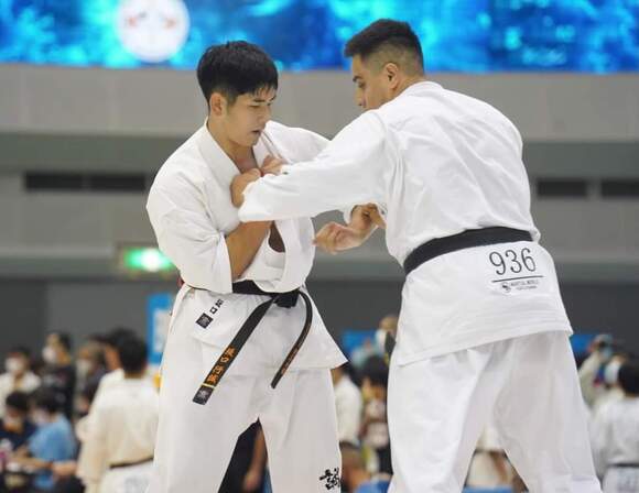 国際大会で海外選手と対戦する坂口指導員