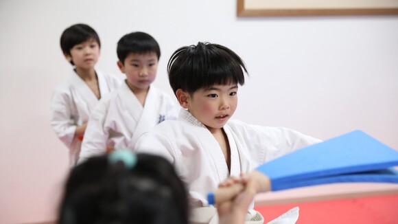 I.K.O.N.極真会館 大阪南海支部で空手の稽古をする子どもたち