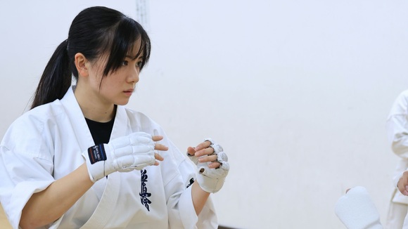 I.K.O.N.極真会館 大阪南海支部 住之江道場で空手の稽古をする女性
